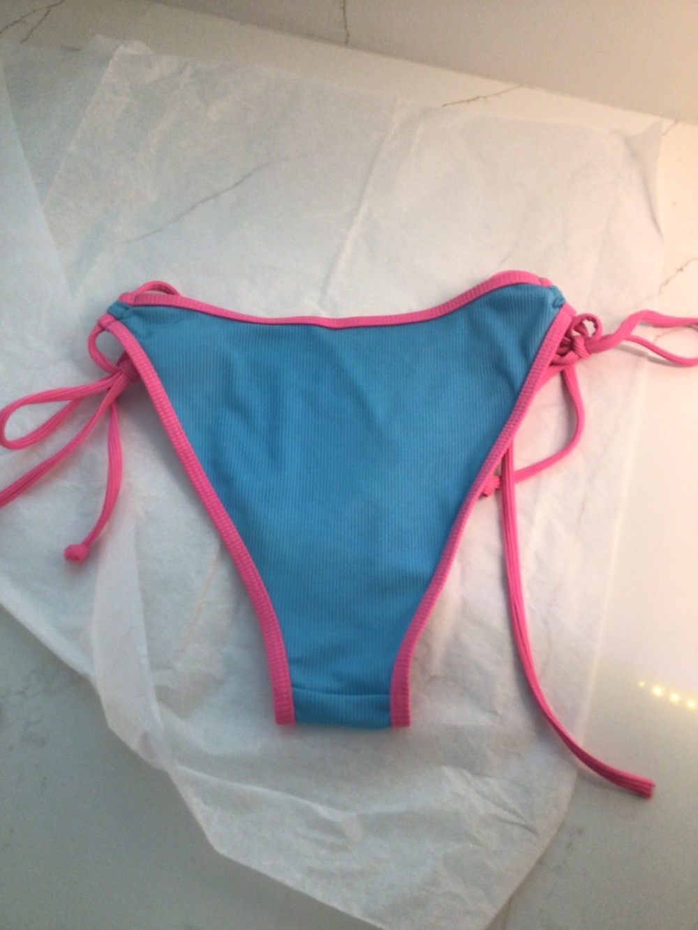Bikini - Picture 7 of 8
